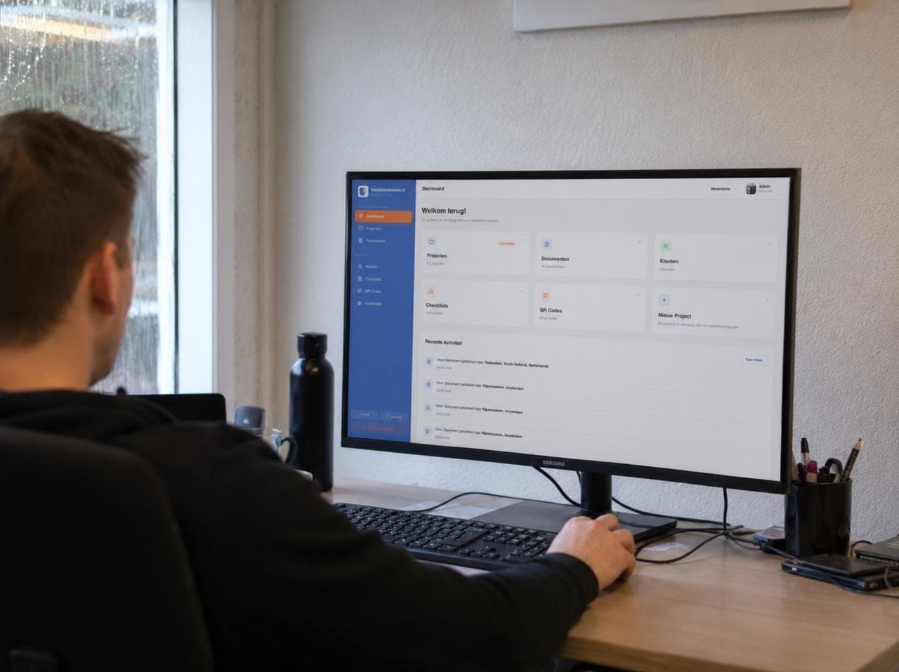 Het Installatiedossier-dashboard in gebruik op kantoor